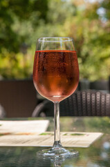 roséwein im glas