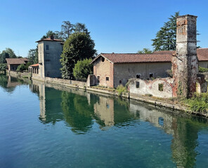 Fototapeta na wymiar idilliaco e sereno panorama di fattoria sul fiume Ticino in Lombardia