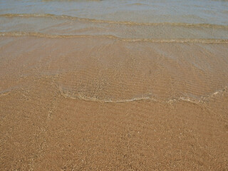 acqua del mare limpida e trasparente sulla riva