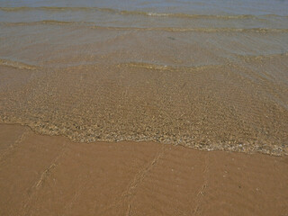 Fototapeta na wymiar acqua del mare limpida e trasparente sulla riva