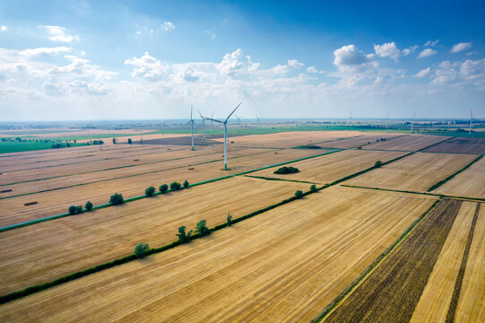 Wiejski krajobraz z wiatrakami. Energia odnawialna w Polsce. Prąd z wiatru. Elektrownia wiatrowa.