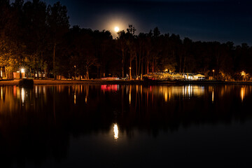 Jezioro Paprocańskie w Tychach nocą