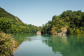 Obraz premium La rivière de l'Isère. La rivière de la Drome. Une rivière dans une belle vallée en été. Un bateau ancien sur une rivière