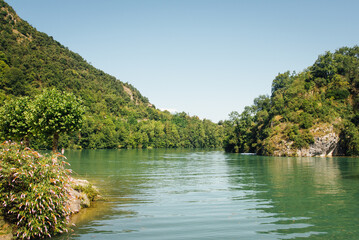 Obraz premium La rivière de l'Isère. La rivière de la Drome. Une rivière dans une belle vallée en été. 