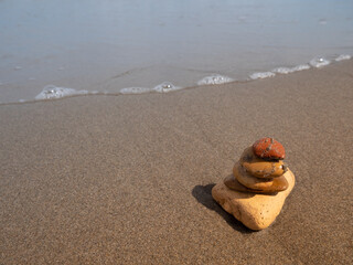 Fototapeta na wymiar Zen Steine an einem Strand