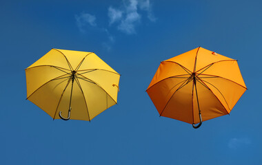 cheerful parasols against the sky - fröhliche Regenschirme in der Luft