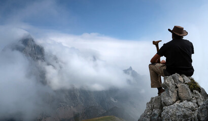 Schamane am Berggipfel meditierend - shaman meditating on the top of a mountain