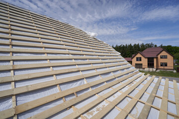 Roof construction and waterproofing under metal tiles