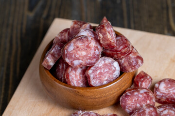 Cut the finished sausage into pieces on a cutting board