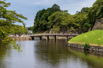 Fototapeta na wymiar 彦根城の堀と木造の大手門橋