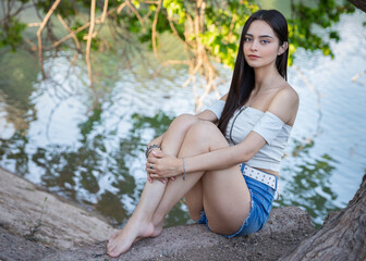 Obraz premium woman in the park by the lake