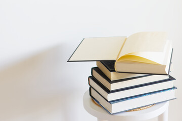  積んだ本と開いた本