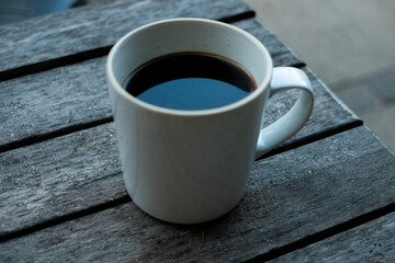 Eine große Tasse Kaffee am frühen Morgen