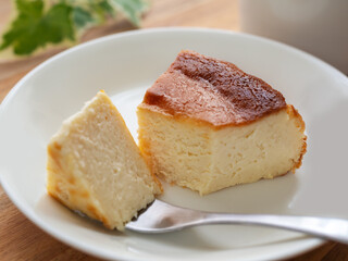 切り分けたバスクチーズケーキ
