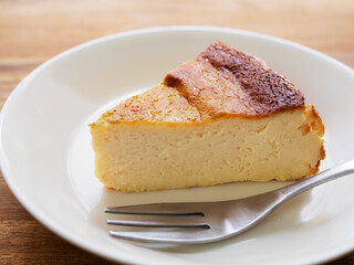 切り分けたバスクチーズケーキ