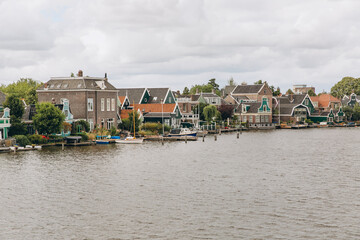 Obraz premium Traditional Dutch Houses in the Historic Village of Zaanse Schans on the Zaan River in the Netherlands