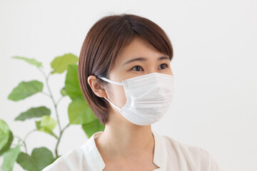 マスクをつけた女性