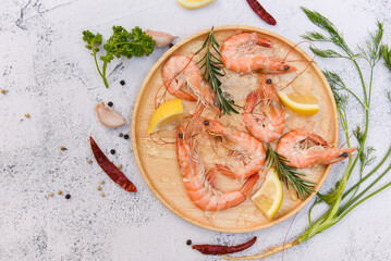 Fresh shrimps on wooden palte with lemon spices and herbs, boiled shrimp prawns cooking food in the seafood restaurant