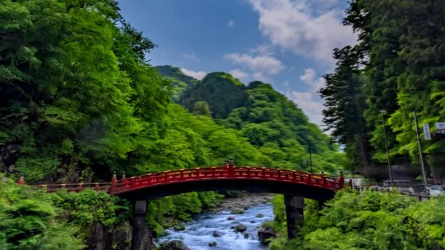 栃木県日光市を流れる大谷川（だいやがわ）に架かる朱塗りの橋、神橋（しんきょう ）のハイパーラプス映像