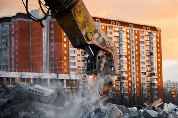 Crusher destroys reinforced concrete at demolition site