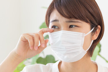 花粉症で目がかゆい女性