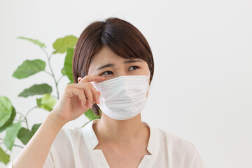 花粉症で目がかゆい女性