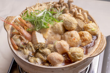 沸騰する牡蠣とつみれの海鮮鍋