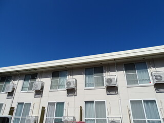 青空とアパート