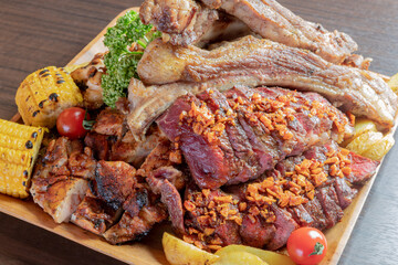 ピリ辛お肉（牛、鶏、豚）の盛り合わせ