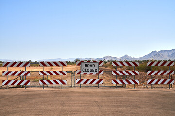 Road Closed barricade Sign in Desert Landscape with mountains in background  - obrazy, fototapety, plakaty