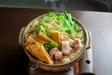 鶏鍋を煮込む