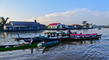 Fototapeta na wymiar Banjarmasin, July 2022. Busy Lok Baintan floating market in the morning. Merchants offer their wares to tourists