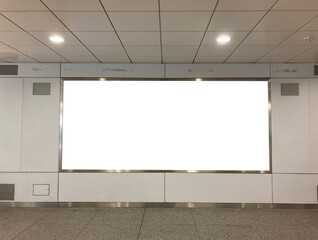 駅チカ・地下道中の大判看板　空白テンプレート素材	　　３