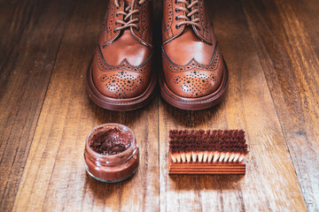 シューケアのイメージ（木目の背景）