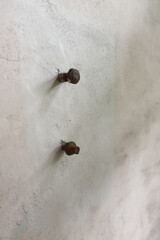 壁から飛び出たさびたボルト　ねじ