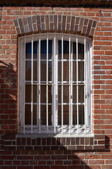 白い窓枠 赤レンガ壁