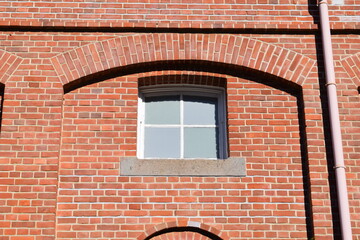 白い窓枠 赤レンガ壁