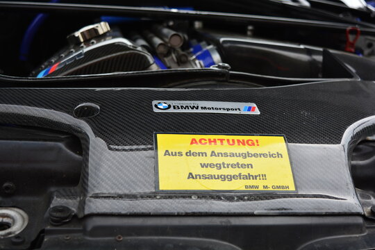 Sticker BMW-Motorsport und "Achtung aus dem Ansaugbereich wegtreten - Ansauggefahr" im Motorraum eines BMW e46 auf dem BMW-Treffen, Gollhofen, Bayern, Deutschland 30.05.201