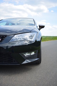 Frontansicht rechts Schwarzer Seat Leon FR 5F, tiefergelegt, Schweinfurt, Franken, Bayern, Deutschland, 25.05.2015