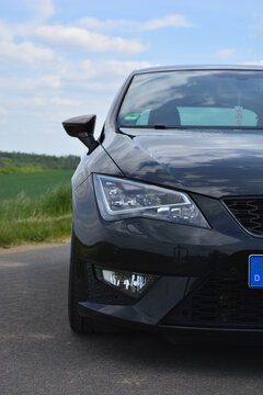 Frontansicht links Schwarzer Seat Leon FR 5F, tiefergelegt, Schweinfurt, Franken, Bayern, Deutschland, 25.05.2015