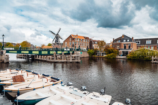 Haarlem in Holland am Kanal 