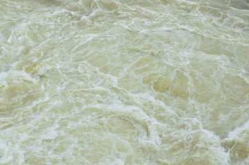 大雨の川の水