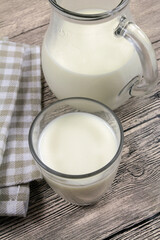 broc et verre de lait sur une table