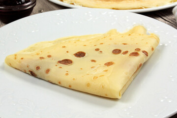 crêpes en gros plan dans une assiette 