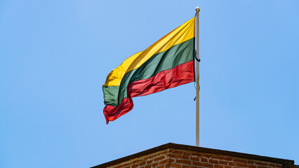 Fahne von Litauen auf dem Gediminas-Turm auf dem Burgberg im Zentrum von Vilnius
