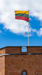 Fahne von Litauen auf dem Gediminas-Turm auf dem Burgberg im Zentrum von Vilnius
