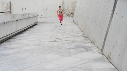 Obraz na płótnie Canvas Asian women running outdoors