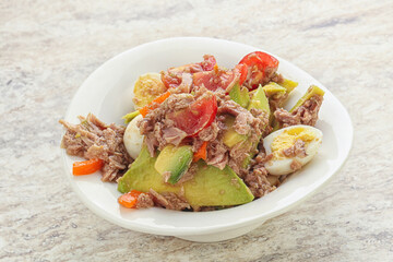 Salad with tuna and avocado