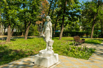 The sculpture of a girl with a bucket in her hand is installed in Tereshkova Park.