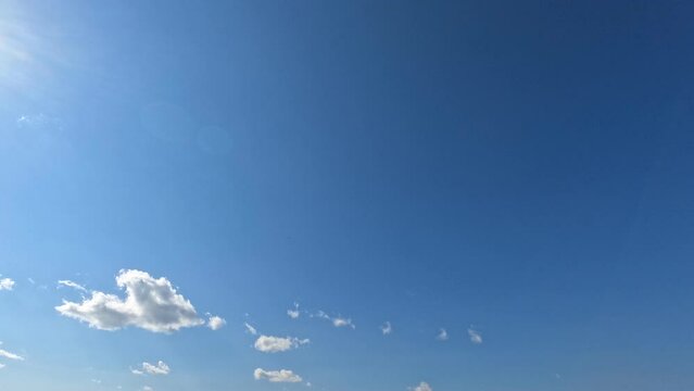 タイムラプス撮影  青空と流れる雲
